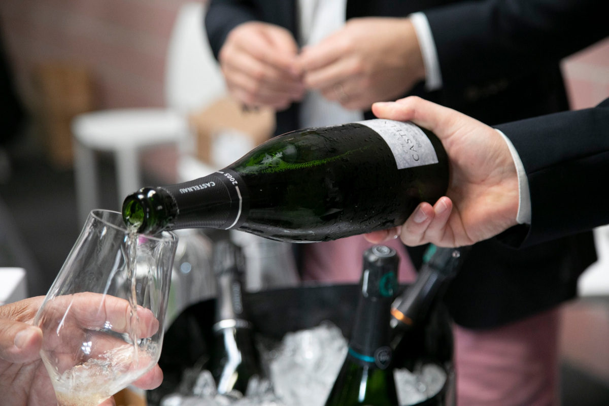 Il vino che cammina piano: appunti di un flâneur tra Champagne, Franciacorta e Marsala