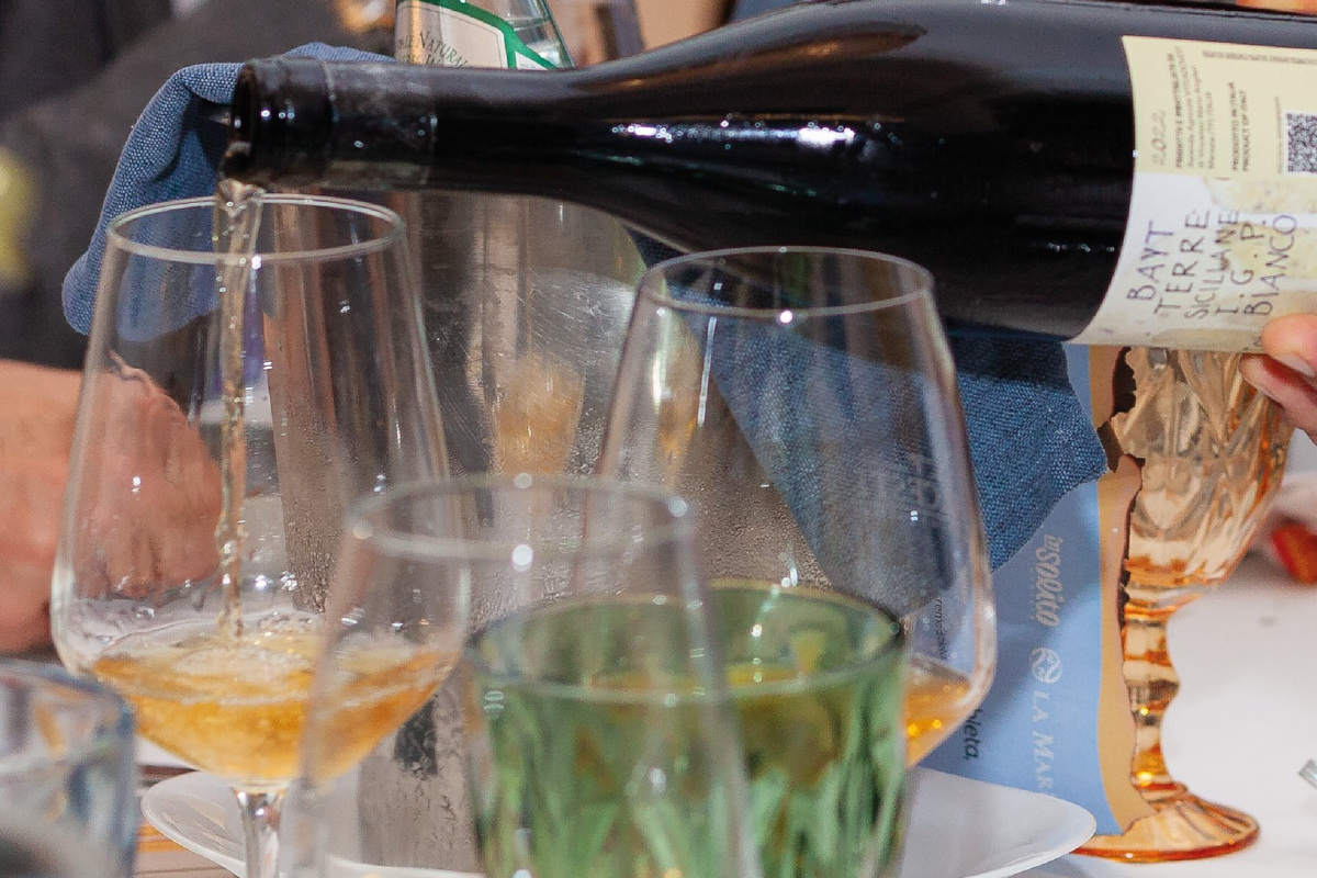 Il vino che cammina piano: appunti di un flâneur tra Champagne, Franciacorta e Marsala