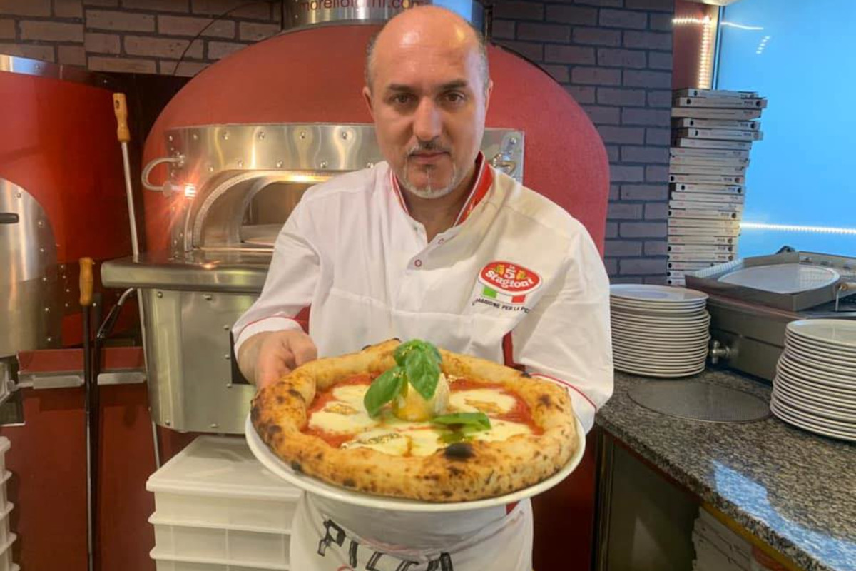 Robert Nedea con la sua Mimi regina d'oro 24K (foto Facebook) Altro che Briatore, a Jesolo c'è la pizza all'oro a 99 euro