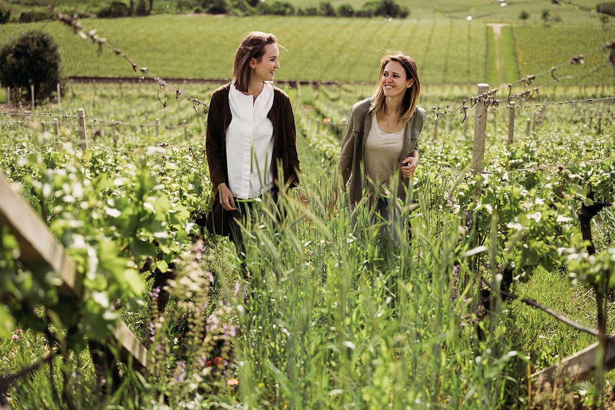 Da sinistra, Julia e Karolina Walch Elena Walch presenta la Gran Cuvée Aton, Pinot Noir Riserva 2017 Alto Adige Doc