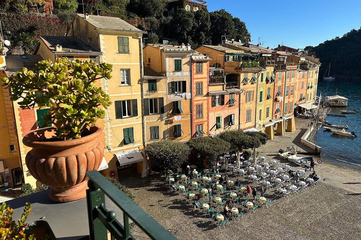 Scorcio della piazetta da una delle camere Splendido Mare a Portofino: lusso, relax e cucina gourmet