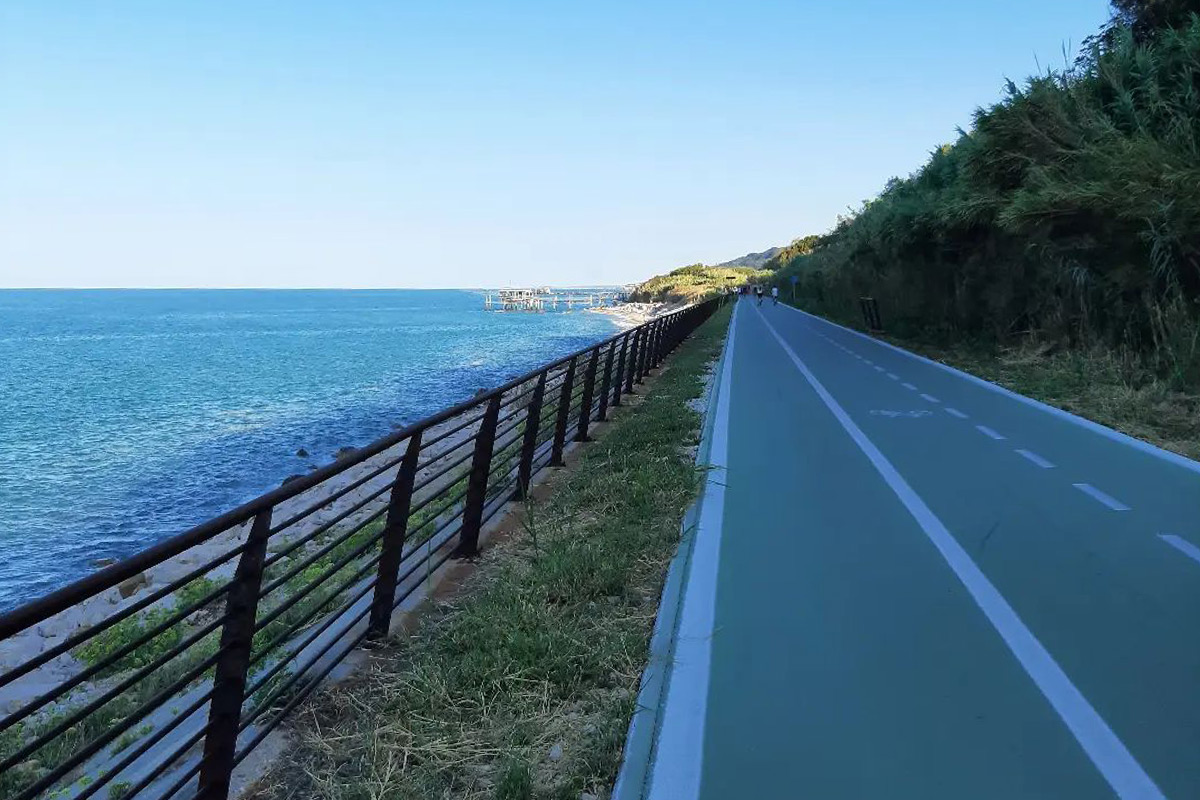 La via verede, la pista ciclabile della costa dei trabocchi L’Abruzzo più wild tra montagne, mare e prodotti tipici