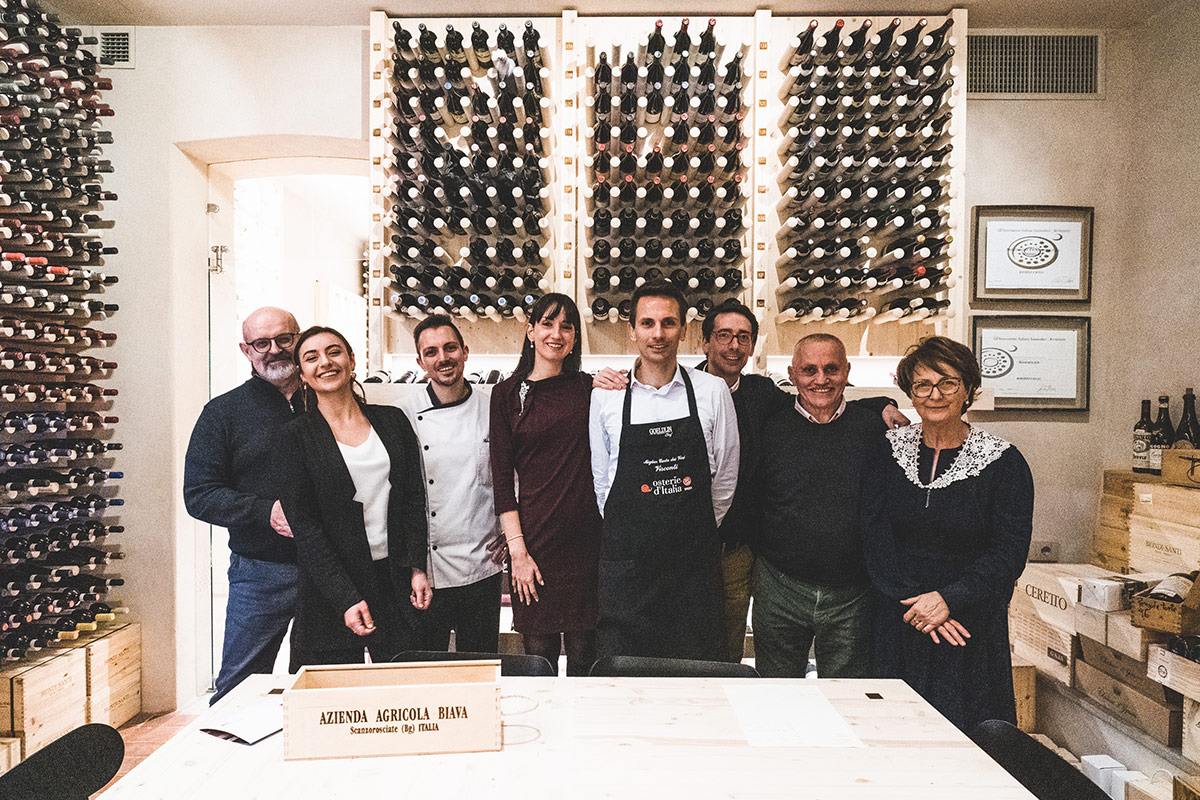 La famiglia Visconti-Caccia e il team di Mete nella nuova cantina La Trattoria Visconti di Ambivere inaugura la nuova cantina