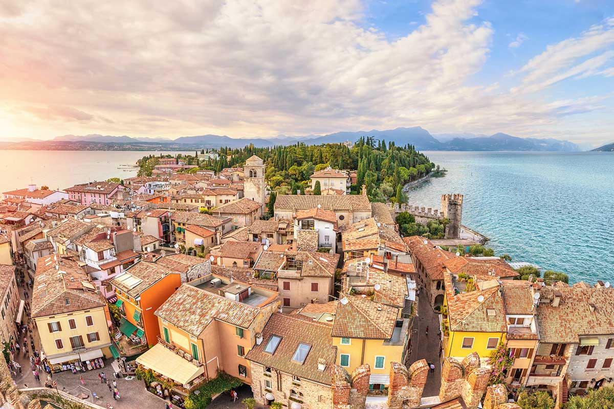 Una vista aerea di Sirmione e della sponda bresciana del Lago di Garda Lago di Garda sempre più green ed ecosostenibile grazie ai fondi in arrivo dall'Europa