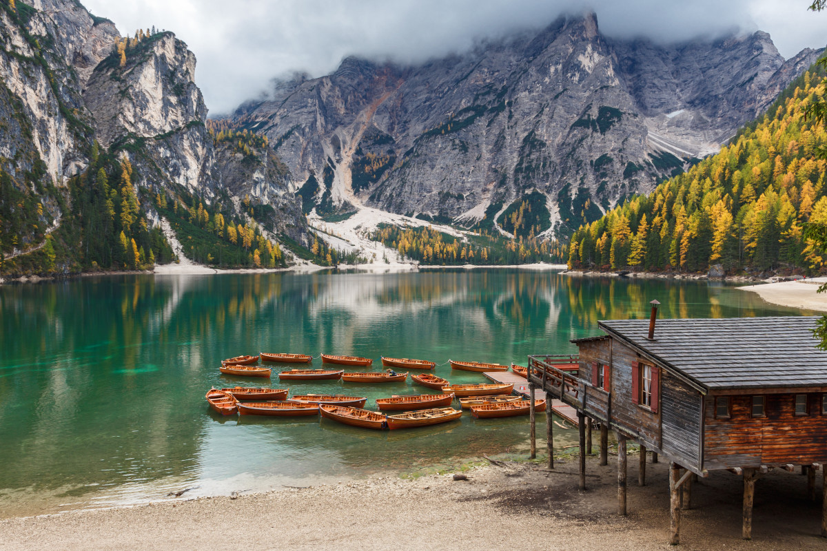 Il lago di Braies Contro il turismo di massa, tutti vogliono il “numero chiuso”: è davvero la soluzione?