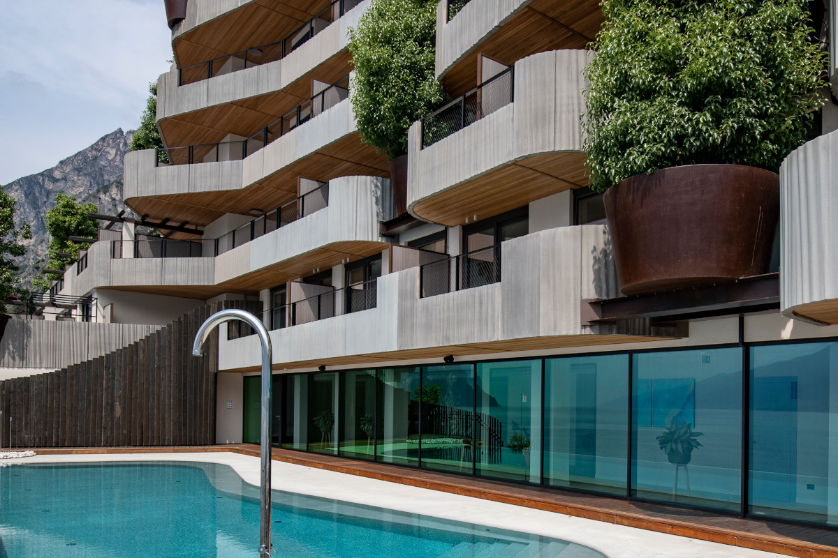 La piscina esterna di Eala Le suites da sogno di Eala perla del Lago di Garda