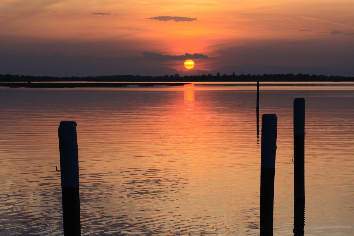 Il tramonto sulla laguna di Bibione Bibione inaugura l'estate tra divertimento mare natura e gastronomia