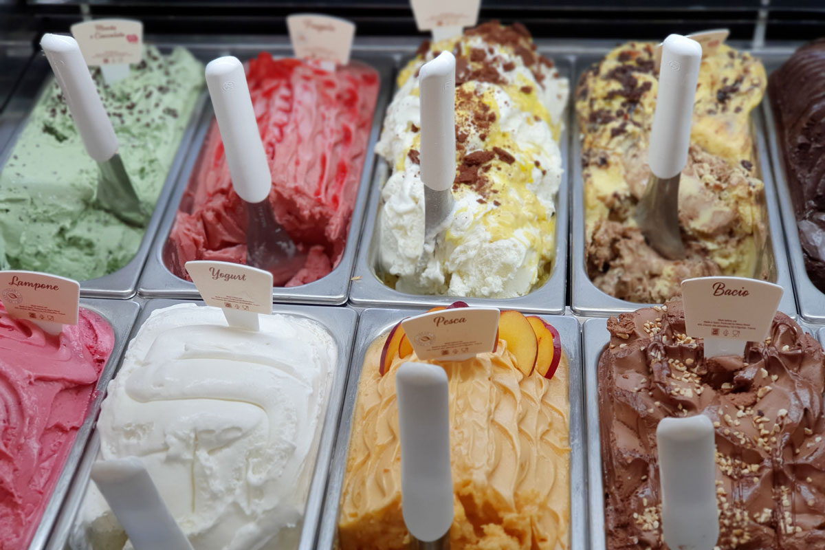 Gelato e linguistica: l'arte di conquistare il cliente attraverso la parola