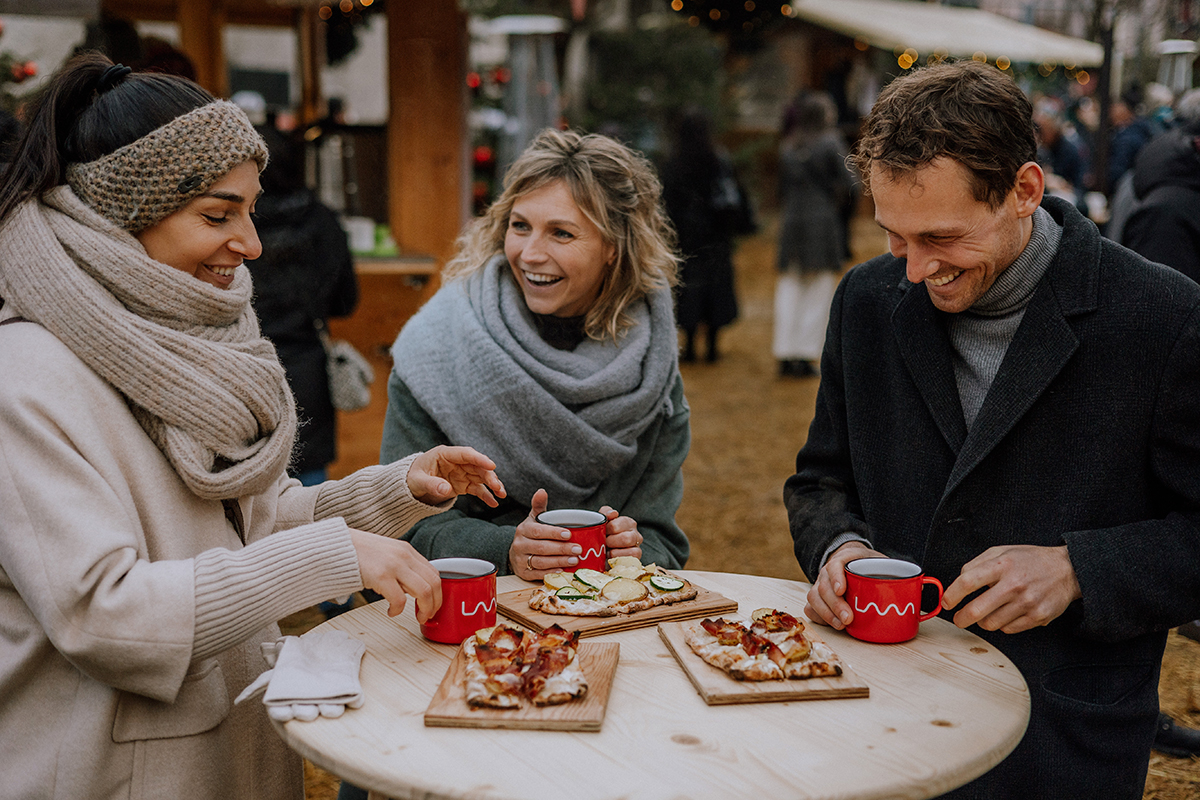 Polvere di Stelle: dolci, vini e speck tra le luci natalizie dei mercatini di Lana Polvere di Stelle: dolci, vini e speck tra le luci natalizie dei mercatini di Lana