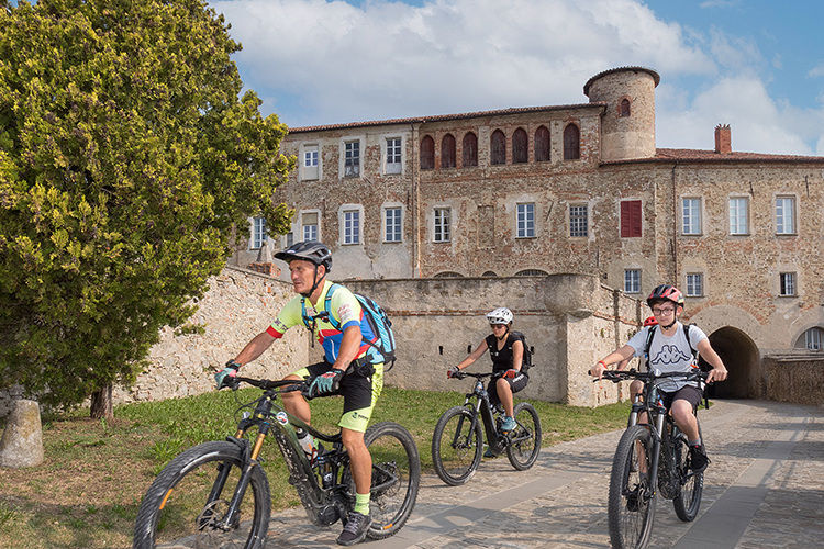 Castello Marchesi Incisa di Camerana. Foto: terreautentiche.it Langa Cebana, il Piemonte inedito in una terra da assaggiare