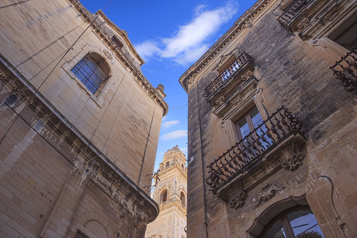 Sullo sfondo il campanile del Duomo di Lecce dedicato all'Assunzione della Vergine Maria Lecce la barocca, cosa vedere e mangiare nella capitale del Salento