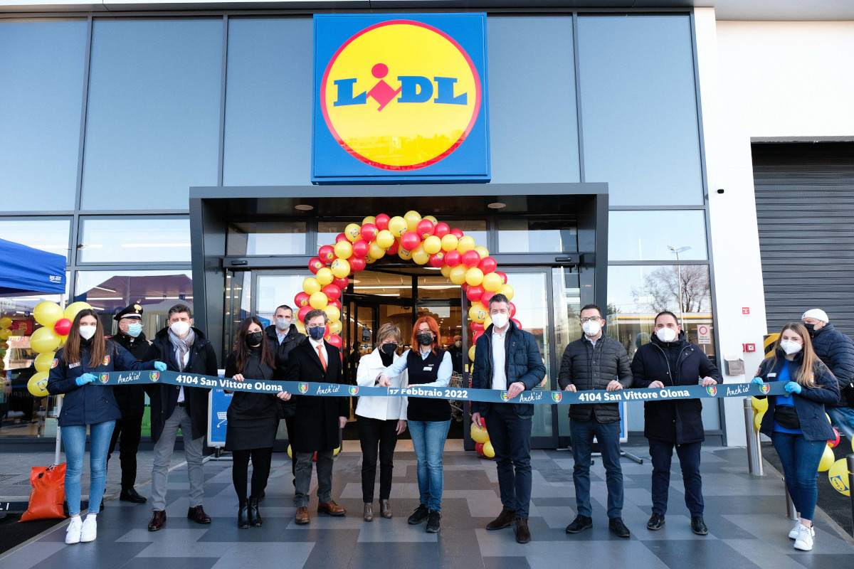 Il taglio del nastro a San Vittore Olona&nbsp; Lidl investe 25 milioni e apre quattro nuovi store