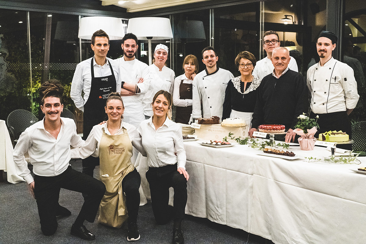 Lo staff della Trattoria Visconti: in basso Alessandro Rota, Sara Nova e Sara Carrara; dietro Daniele Caccia, Mattia Crippa, Laura Colleoni, Fumagalli Maria Grazia, Roberto Caccia Fiorella Visconti, Erik Zonca, Giorgio Caccia e Jurij Caio La Trattoria Visconti di Ambivere inaugura la nuova cantina