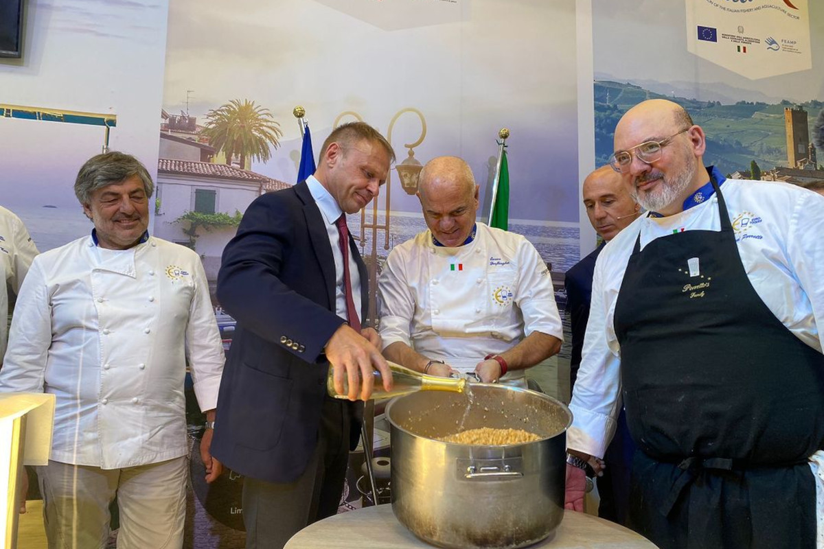 A Vigo il ministro Lollobrigida prepara il risotto con il granchio blu