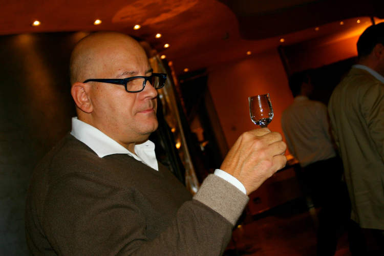 Luca Castelletti - Castelletti mette in venditai suoi distillati per gli alpini