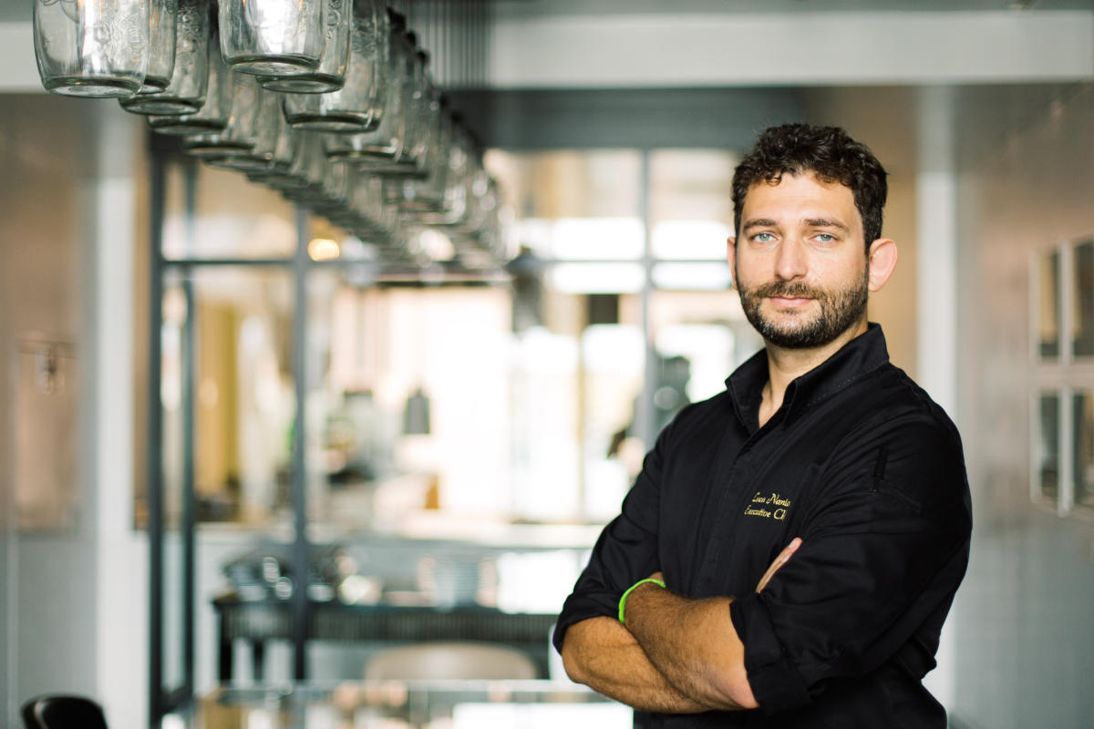 Luca Nania di Aromi al Molino Stucky Venice Aromi, l'alta cucina italiana a Venezia, dove la laguna ispira i piatti