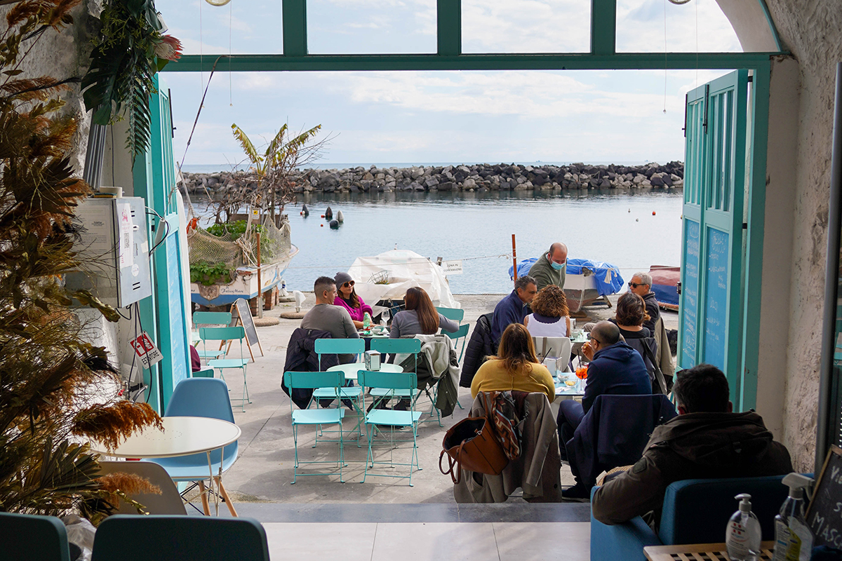 è Malazzè, un bar ricavato da un antico magazzino in tufo Procida “dentro”: viaggio tra ristoranti e alloggi in cui assaporare la vera bellezza