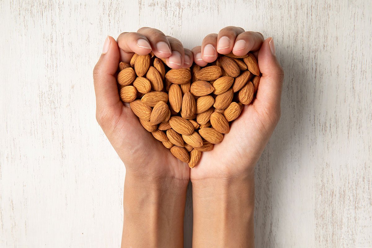 Mandorle a tutela del cuore Snack di mandorle per prevenire malattie del cuore