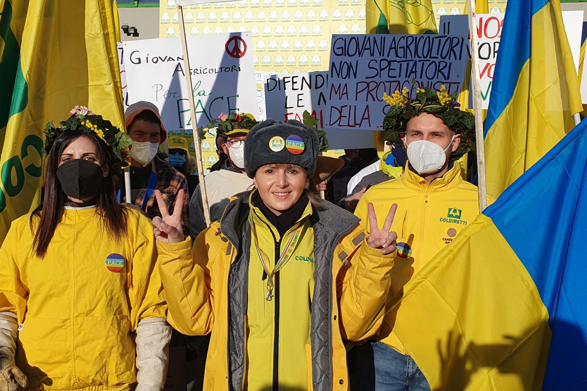 Giovani di Coldiretti in piazza contro la guerra e per salvare il lavoro Gasolio e concimi alle stelle: gli agricoltori costretti a tagliare un quarto della produzione