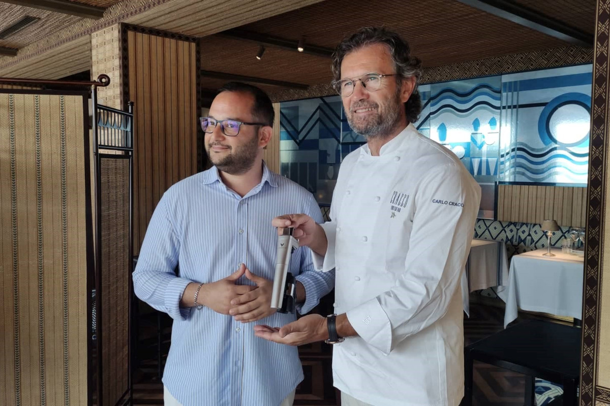 Marcello Magaldi e Carlo Cracco durante la prima tappa del tour &ldquo;A Sip of Summer by Coravin&rdquo;: sei tappe per godersi grandi vini al calice