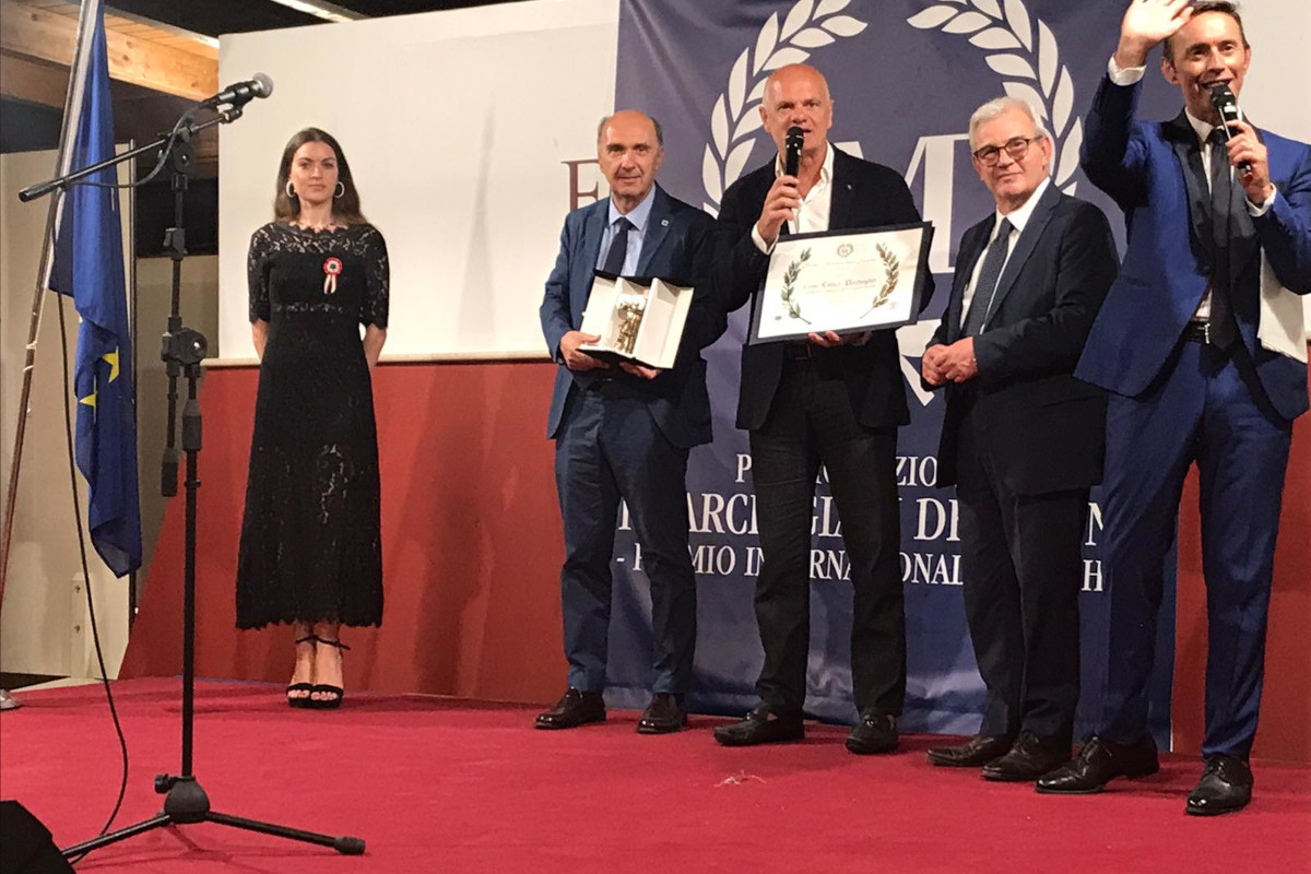 Un momento della premiazione  Tra i “Marchigiani dell'anno” c'è anche Enrico Derflingher