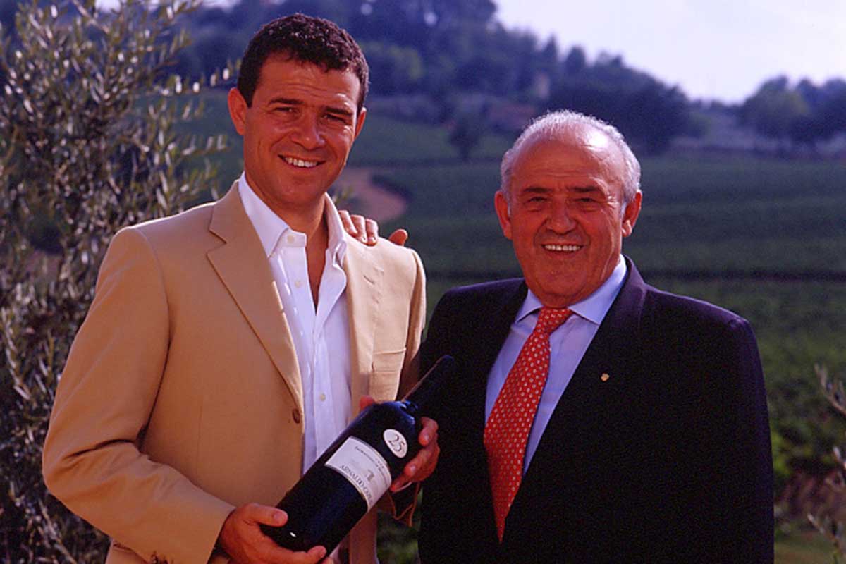 Da sinistra, Marco Caprai e il padre Arnaldo in una foto d'epoca La cantina Arnaldo Caprai compie 50 all'insegna della riscoperta del Sagrantino