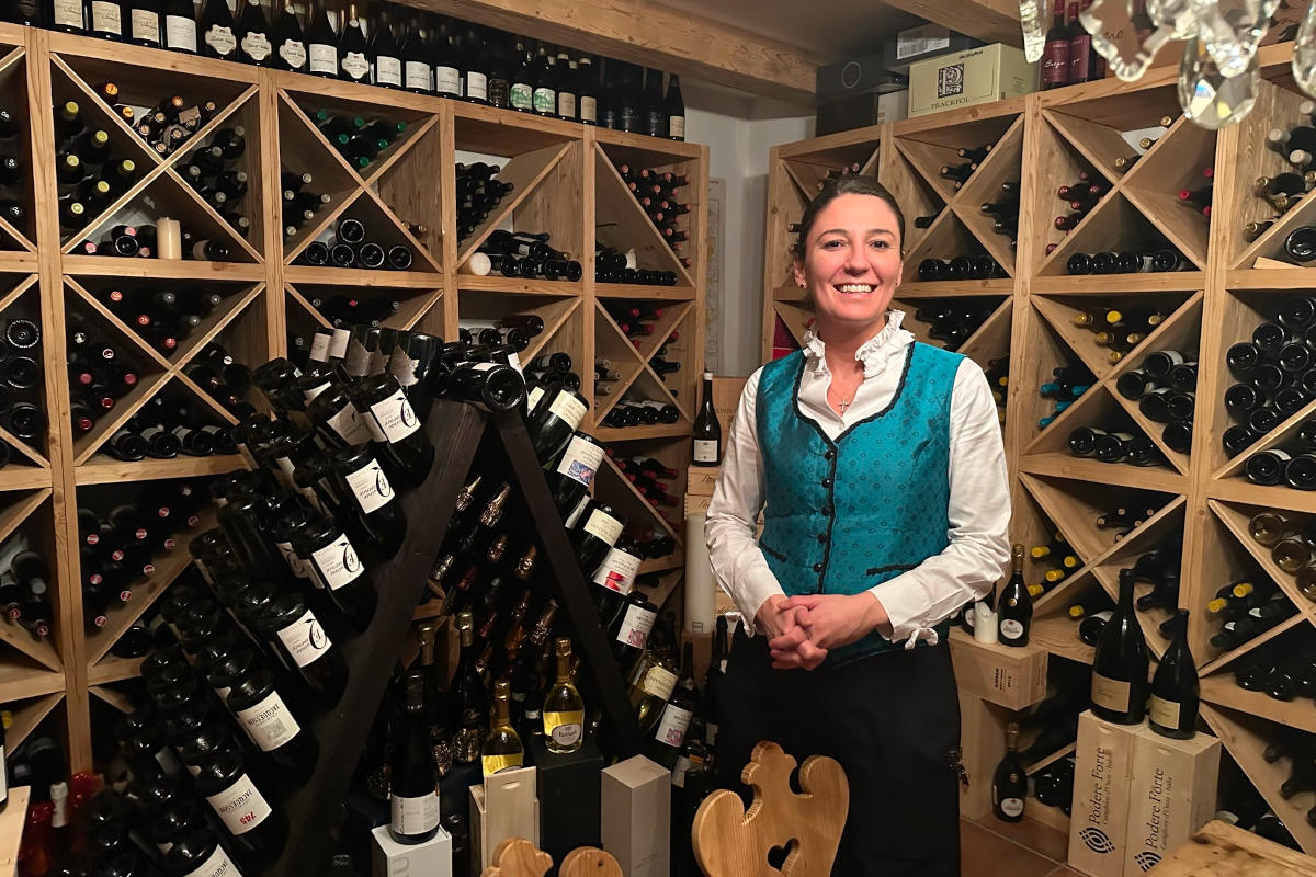 Marika Rossi, sommelier nella cantina Tyvin del Tyrol Hotel Tyrol impossibile annoiarsi: dallo sci al gusto tutte le emozioni della Val Gardena