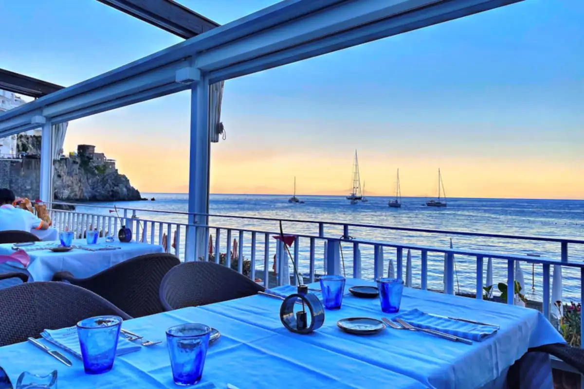 la terrazza di Marina Grande Marina Grande di Amalfi, dal bagno del 1918 alla grande cucina