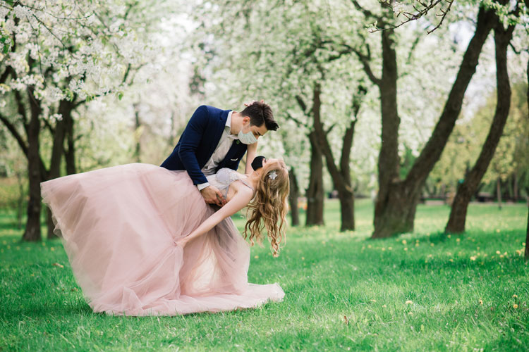 Le mascherine alla moda sono un must nei matrimoni post covid - Mascherine fashion e gel profumati I matrimoni scoprono nuovi trend
