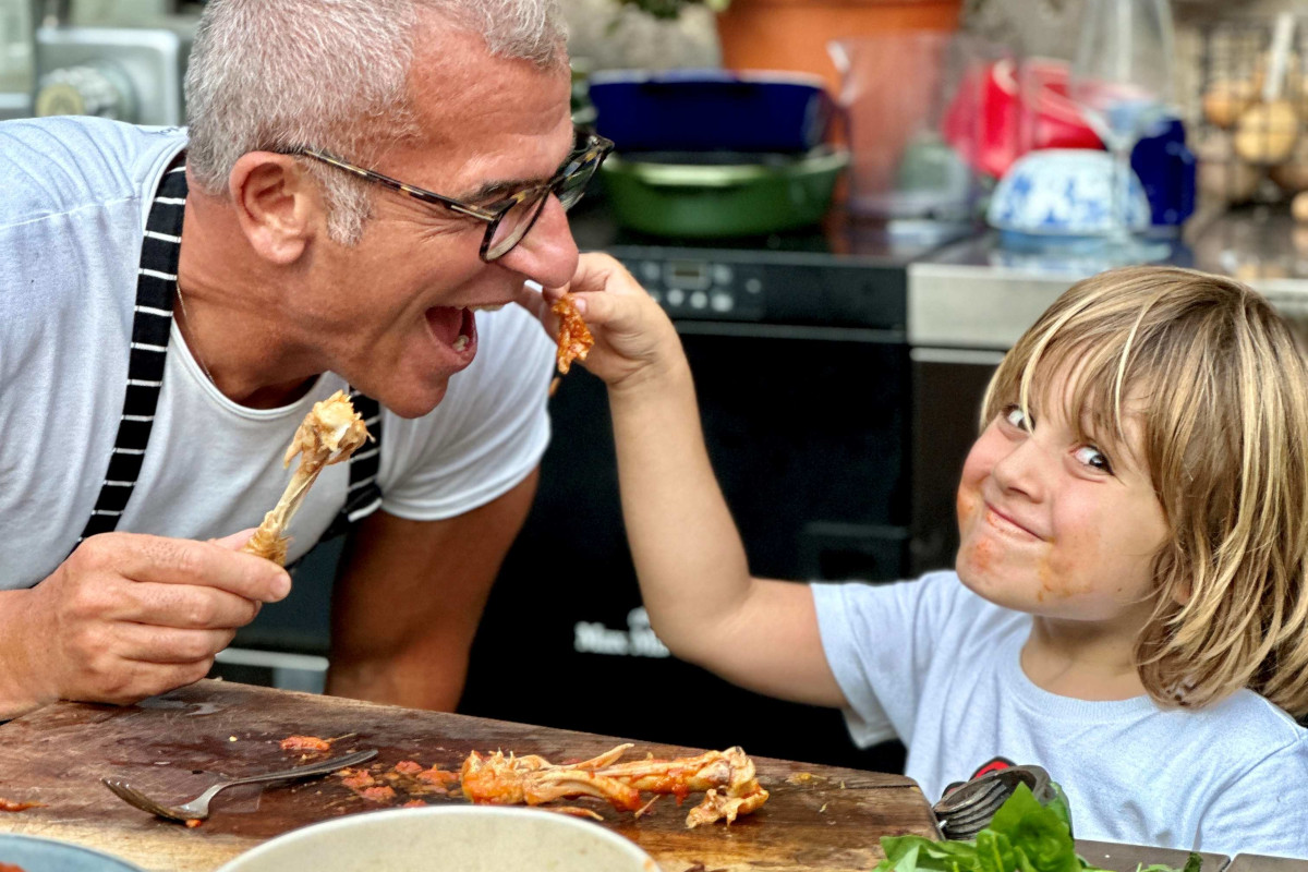Pollo con i peperoni, per Ferragosto la ricetta di Sora Lella e Max Mariola