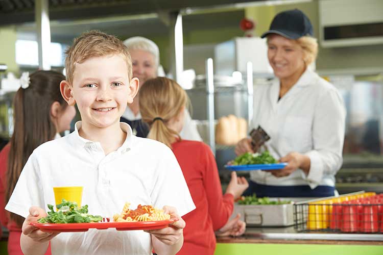 Con il ritorno a scuola, 160mila bambini possono tornare a contare sull'unico pasto completo della propria giornata Mense e didattica, il pasto a scuola diventa un momento formativo