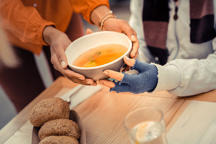 Il 2021 è iniziato con circa 4 milioni di italiani che sono stati costretti a chiedere aiuto per mangiare - Raddoppiati gli affamati in Italia. Nel mirino anche delle mafie