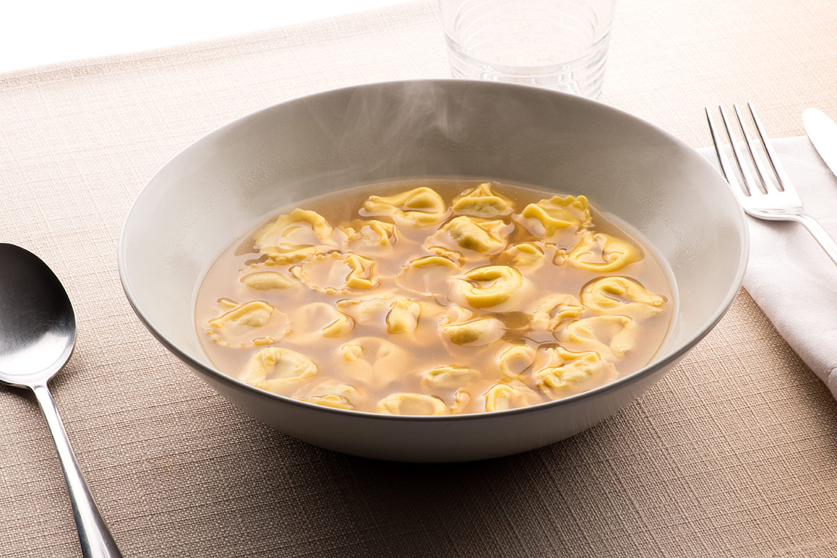 Tortellini in brodo Capodanno a casa? Ecco cosa portare in tavola, dall’antipasto al dolce