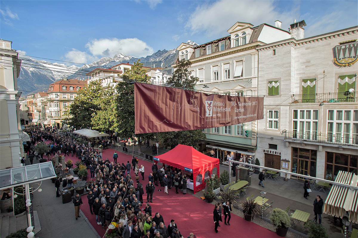 L'ingresso con tanto pubblico Merano Wine Festival, tanto calore del pubblico per l'inaugurazione