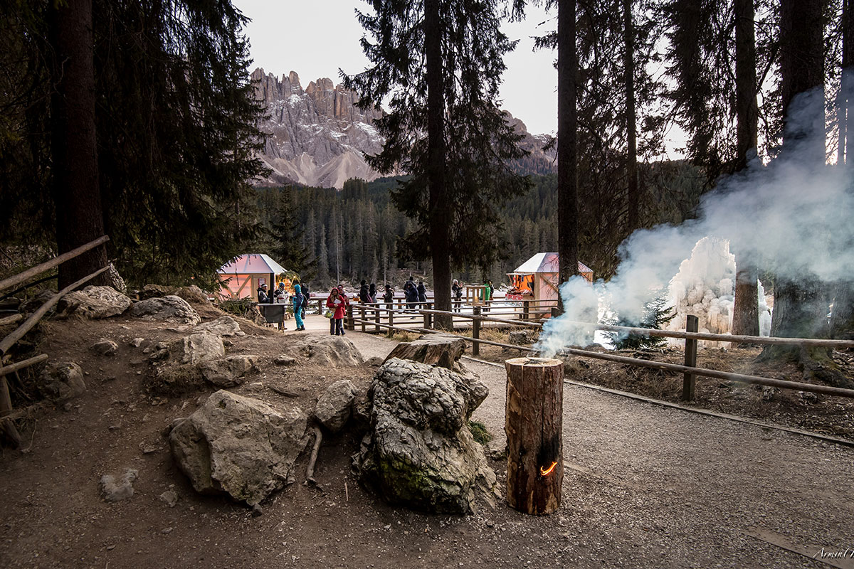 L'atmosfera dei mercatini Val d'Ega, i mercatini di Natale con vista sul lago di Carezza