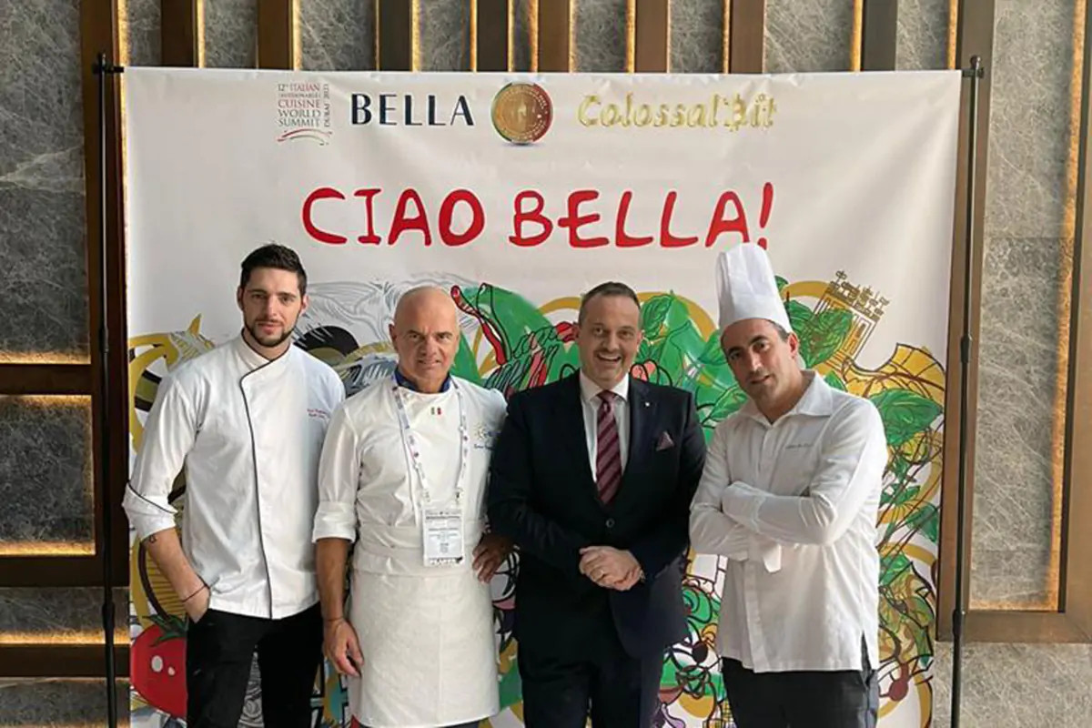 Enrico Derflingher con lo staff del Bella: da sinistra, Luca Edoardo Napoleone, Andrea Strim e Alessandro Miceli Expo Dubai: Euro-Toques porta l'eccellenza italiana negli Emirati Arabi