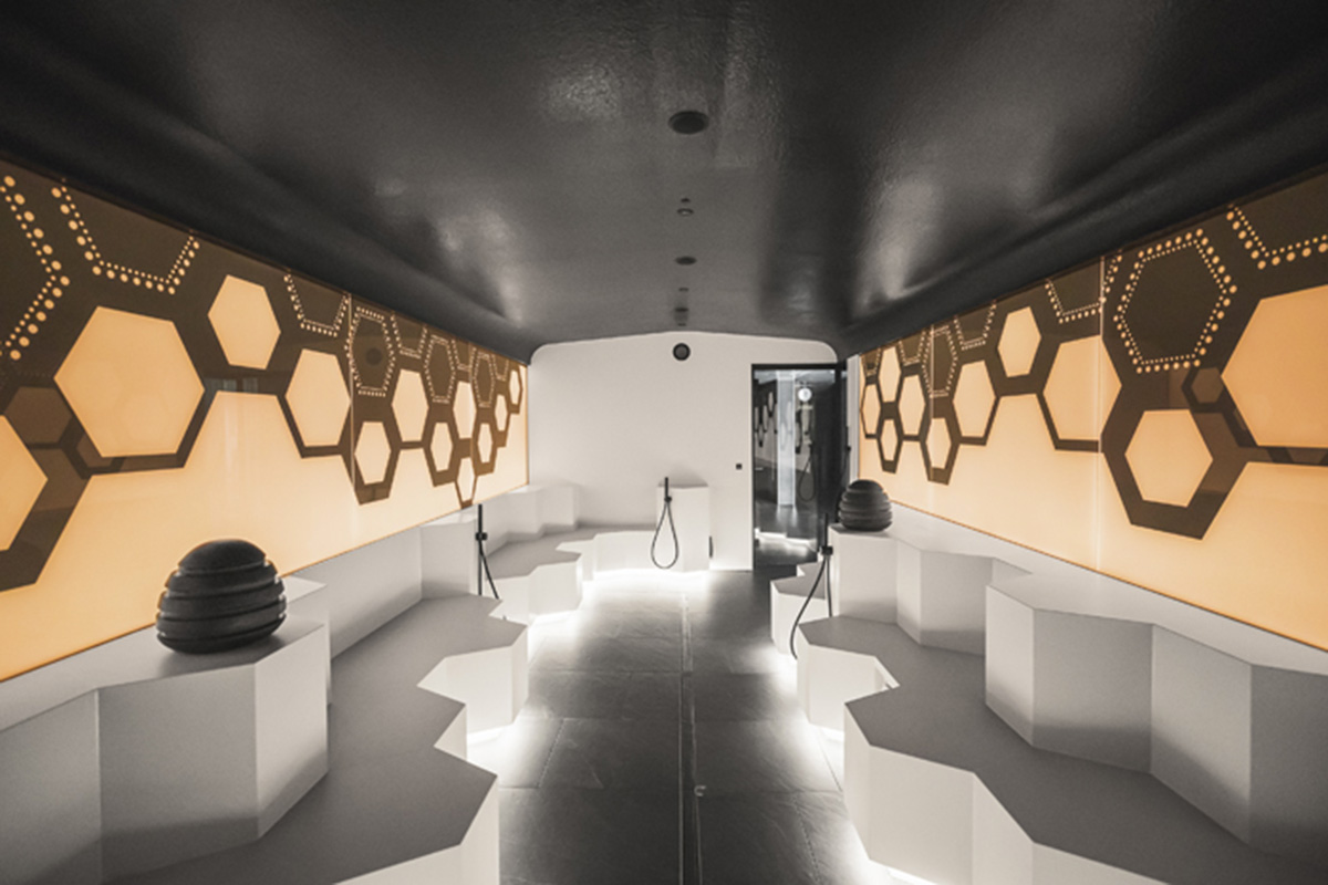 L'ambiente ricorda un alveare - Foto Kottersteger 2022 Terme Merano: il bagno di vapore &egrave; al miele