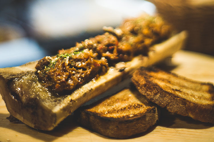 Midollo con curry rosso di coda di bue con riso tostato e foglie di kefir lime (Milano vs Bangkok Tim Butler nei fuori carta di Trippa)