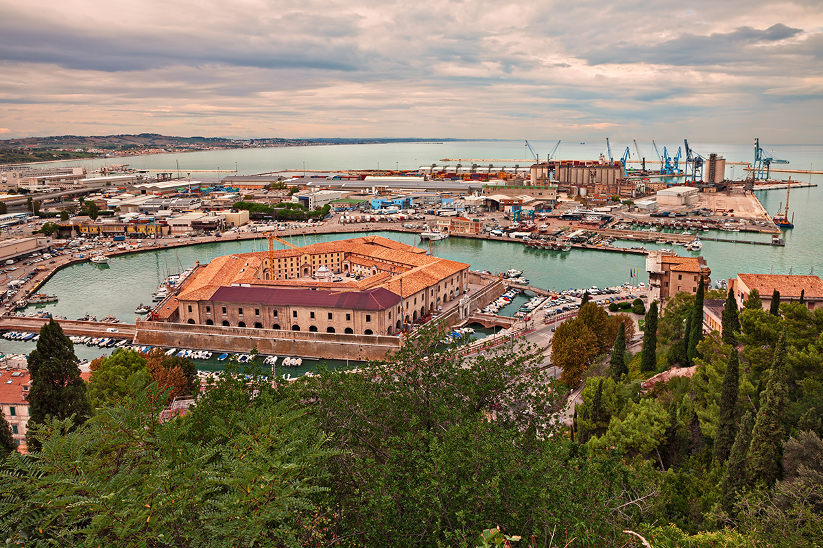 La Mole Vanvitelliana di Ancona Grand Tour delle Marche e Tipicità in Blu: alla scoperta dei mondi di una regione