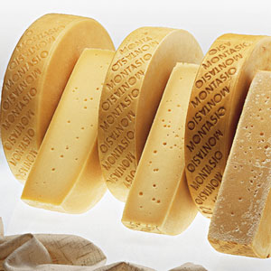 Montasio Dop £$Sul tagliere dei formaggi...$£ Grana Padano Montasio e Pecorino delle Balze Volterrane