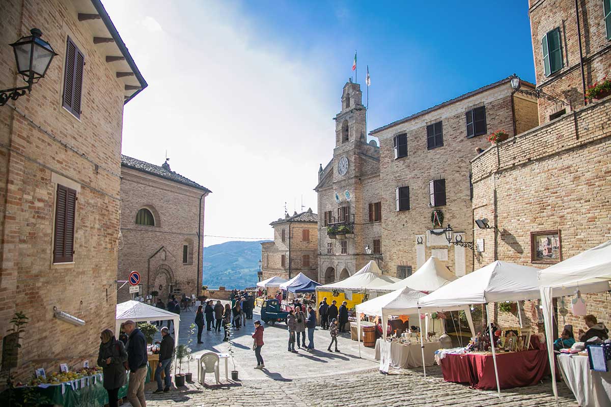 Il borgo ascolano di Montedinove  Il Grand Tour delle Marche fa tappa a Montedinove, patria della mela rosa