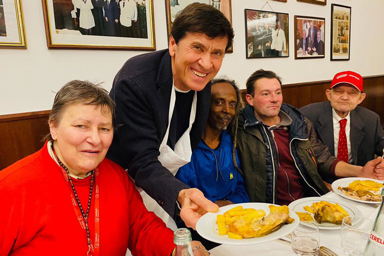 La foto postata da Gianni Morandi sul suo profilo Facebook (Pranzo per i senza tetto Al Diana Morandi fa il cameriere)