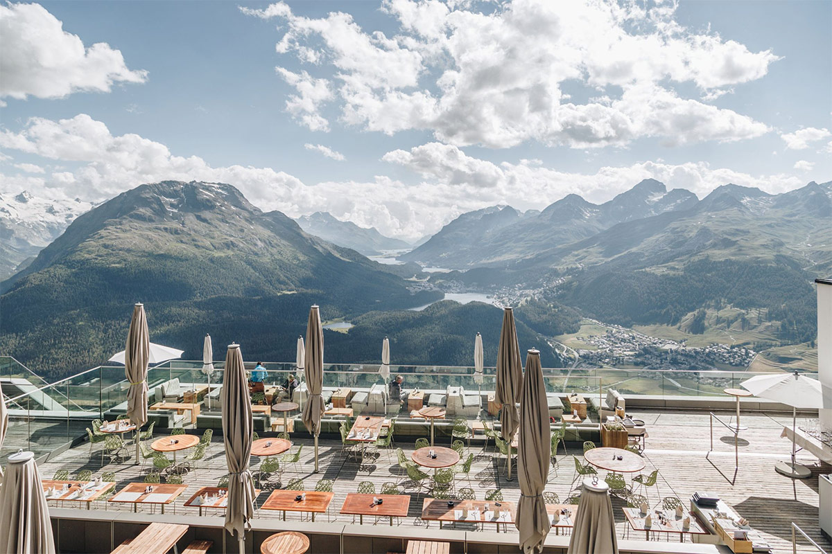 La terrazza del Romantik Hotel&nbsp; Un&rsquo;estate ricca di piaceri sulle montagne di St. Moritz