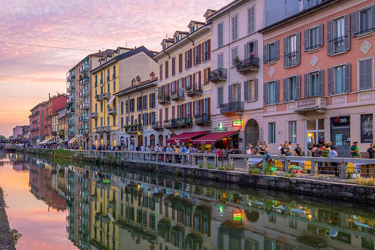 A Milano, c'è chi azzarda con le cene-intrattenimento (un ritorno agli anni 80-90?) Ristorazione e alberghi, fra chiusure e aperture trend positivo in vista dell'autunno