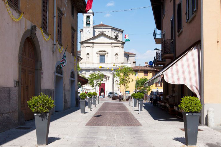 Il centro del paese di Nembro - Nembro, spauracchio zona rossa Un residente: &laquo;Si &egrave; fermato tutto&raquo;