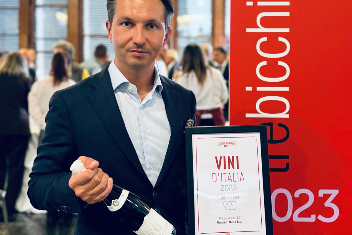 Nicola Biasi con il riconoscimento dei Tre Bicchieri del Gambero Rosso  Vin de la Neu, i primi Tre Bicchieri per la Val di Non