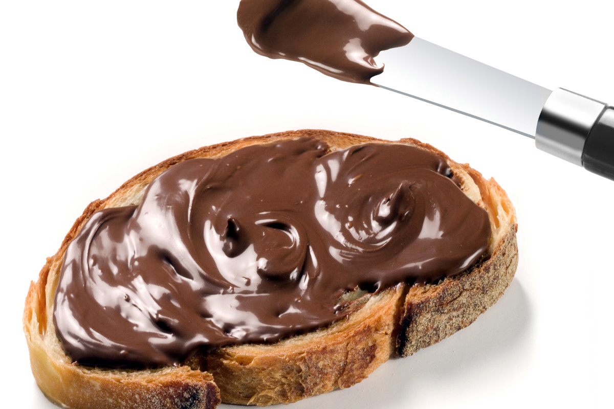 Nutella spalmata su un pezzo di pane Giornata mondiale della Nutella: ecco perché piace così tanto a tutti