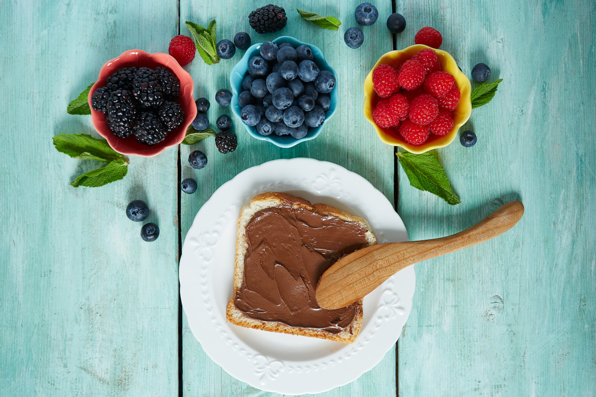 Creme spalmabili e frutta, due alimenti che piacciono ai giovani Pane burro e marmellata: la colazione italiana è servita