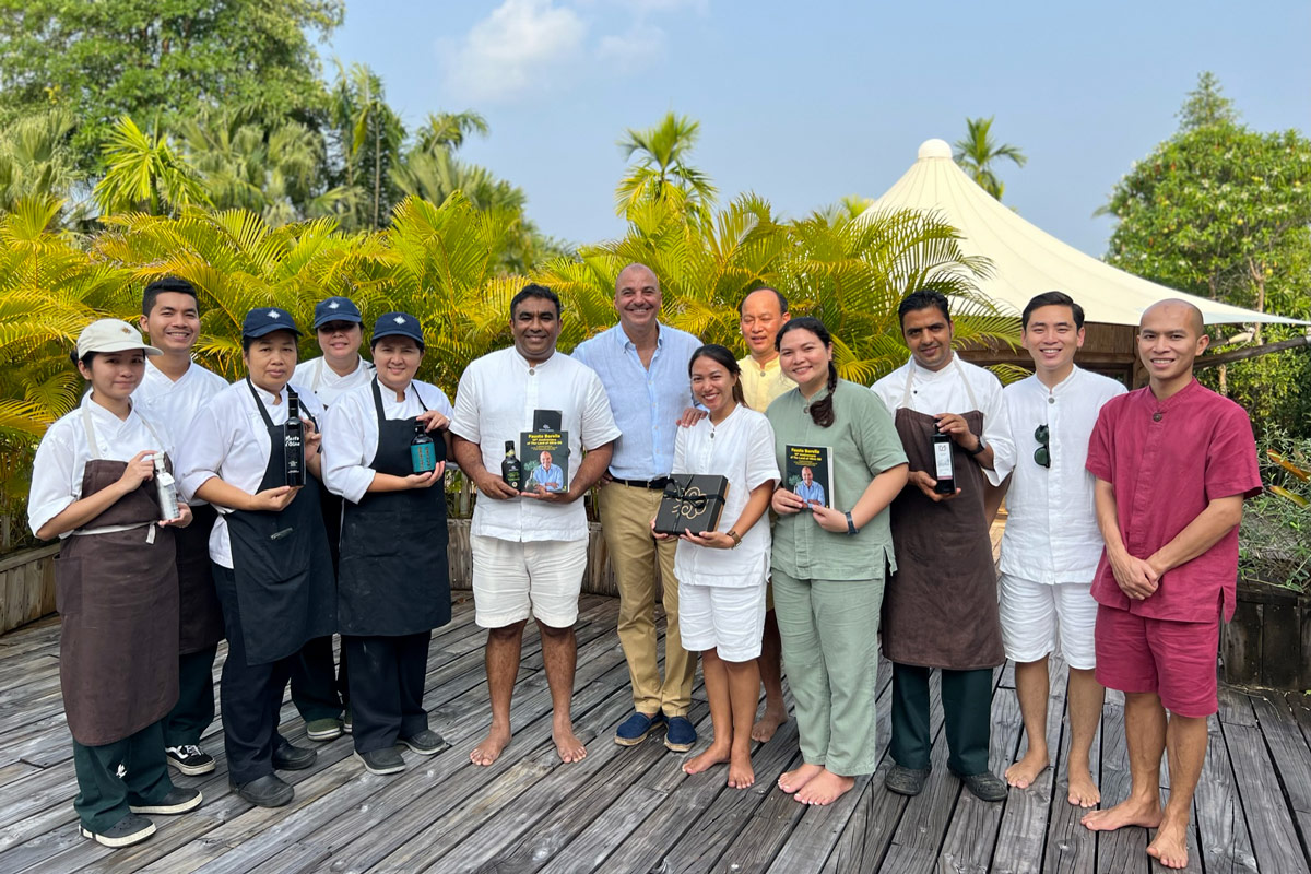 Il personale di resort e ristoranti di lusso in Thailandia ha degustato l'olio extravergine artigianale italiano Olio extravergine la sfida è esportarlo in tutti i continenti. Anche in Thailandia