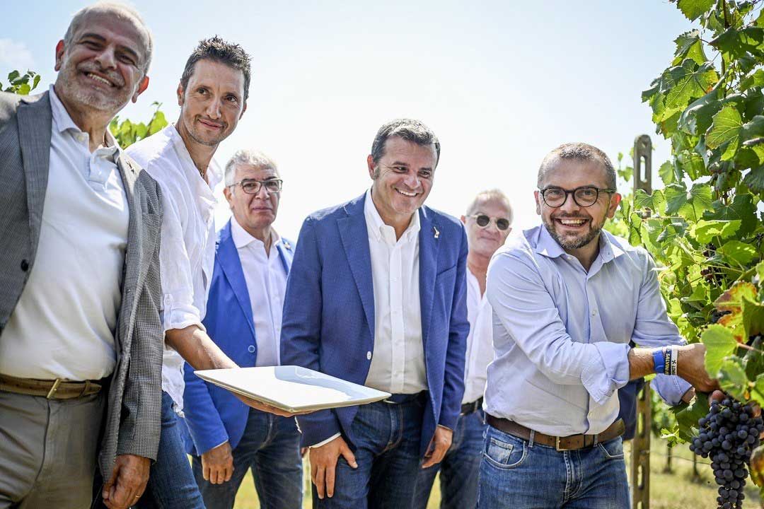 Al centro della foto, il sottosegretario all'Agricoltura Gian Marco Centinaio Oltrepò, avviata la vendemmia del rilancio. Attese positive per Bonarda e Metodo classico